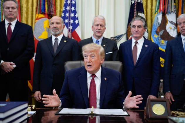 Donald Trump Makes an Announcement - Washington US President Donald Trump makes an announcement with Secretary of Commerce Howard Lutnick in the Oval Office of the White House in Washington on September 30, 2026. US President announced the Republic of Korea’s commitment for $200 billion of investment pursuant to the US Korea Trade and Investment Initiative, including $54 billion to build the long-anticipated AK LNG pipeline project. Photo by Yuri Gripas ABACAPRESS.COM Washington  Copyright: xPool ABACAx