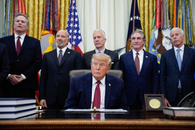 Donald Trump Makes an Announcement - Washington US President Donald Trump makes an announcement with Secretary of Commerce Howard Lutnick in the Oval Office of the White House in Washington on September 30, 2026. US President announced the Republic of Korea’s commitment for $200 billion of investment pursuant to the US Korea Trade and Investment Initiative, including $54 billion to build the long-anticipated AK LNG pipeline project. Photo by Yuri Gripas ABACAPRESS.COM Washington  Copyright: xPool ABACAx