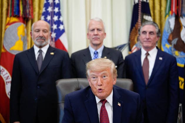 Donald Trump Makes an Announcement - Washington US President Donald Trump makes an announcement with Secretary of Commerce Howard Lutnick in the Oval Office of the White House in Washington on September 30, 2026. US President announced the Republic of Korea’s commitment for $200 billion of investment pursuant to the US Korea Trade and Investment Initiative, including $54 billion to build the long-anticipated AK LNG pipeline project. Photo by Yuri Gripas ABACAPRESS.COM Washington  Copyright: xPool ABACAx
