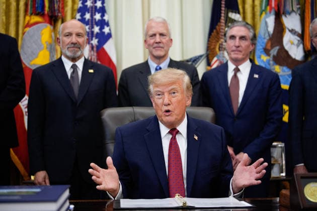 Donald Trump Makes an Announcement - Washington US President Donald Trump makes an announcement with Secretary of Commerce Howard Lutnick in the Oval Office of the White House in Washington on September 30, 2026. US President announced the Republic of Korea’s commitment for $200 billion of investment pursuant to the US Korea Trade and Investment Initiative, including $54 billion to build the long-anticipated AK LNG pipeline project. Photo by Yuri Gripas ABACAPRESS.COM Washington  Copyright: xPool ABACAx
