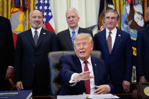 Donald Trump Makes an Announcement - Washington US President Donald Trump makes an announcement with Secretary of Commerce Howard Lutnick in the Oval Office of the White House in Washington on September 30, 2026. US President announced the Republic of Korea’s commitment for $200 billion of investment pursuant to the US Korea Trade and Investment Initiative, including $54 billion to build the long-anticipated AK LNG pipeline project. Photo by Yuri Gripas ABACAPRESS.COM Washington  Copyright: xPool ABACAx