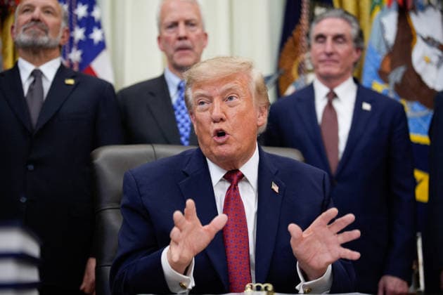 Donald Trump Makes an Announcement - Washington US President Donald Trump makes an announcement with Secretary of Commerce Howard Lutnick in the Oval Office of the White House in Washington on September 30, 2026. US President announced the Republic of Korea’s commitment for $200 billion of investment pursuant to the US Korea Trade and Investment Initiative, including $54 billion to build the long-anticipated AK LNG pipeline project. Photo by Yuri Gripas ABACAPRESS.COM Washington  Copyright: xPool ABACAx