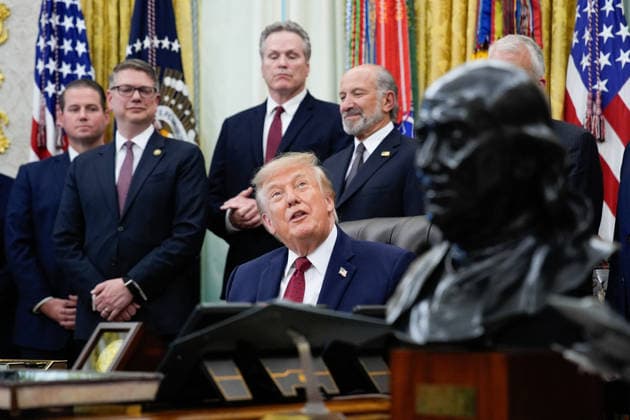 Donald Trump Makes an Announcement - Washington US President Donald Trump makes an announcement with Secretary of Commerce Howard Lutnick in the Oval Office of the White House in Washington on September 30, 2026. US President announced the Republic of Korea’s commitment for $200 billion of investment pursuant to the US Korea Trade and Investment Initiative, including $54 billion to build the long-anticipated AK LNG pipeline project. Photo by Yuri Gripas ABACAPRESS.COM Washington  Copyright: xPool ABACAx