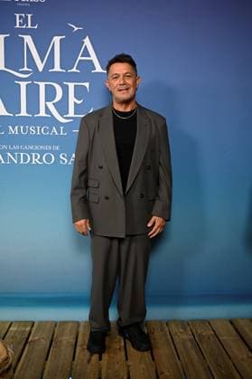 Premiere of the musical El alma al aire, featuring songs by Alejandro Sanz Alejandro Sanz during the premiere of the musical El alma al aire at the Ocaso Coliseum Theater on September 30, 2026, in Madrid, Spain. This new musical, inspired by the songs of Alejandro Sanz, transforms some of the most iconic tracks of his career into the driving force behind a moving story, relatable, and deeply human. A theatrical journey that speaks of freedom, the bonds that sustain us, and the courage needed to pursue what truly matters. MUSICAL PHOTOCALL Madrid, Madrid, Spain  Copyright: xFranciscoxGuerrax 7811511
