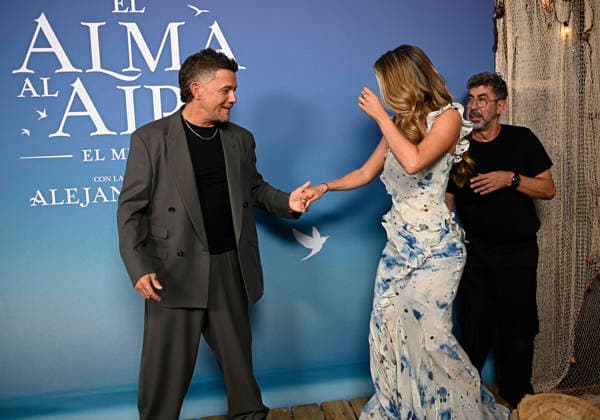 Premiere of the musical El alma al aire, featuring songs by Alejandro Sanz Alejandro Sanz and Stephanie Cayo during the premiere of the musical El alma al aire at the Ocaso Coliseum Theater on September 30, 2026, in Madrid, Spain. This new musical, inspired by the songs of Alejandro Sanz, transforms some of the most iconic tracks of his career into the driving force behind a moving story, relatable, and deeply human. A theatrical journey that speaks of freedom, the bonds that sustain us, and the courage needed to pursue what truly matters. MUSICAL PHOTOCALL Madrid, Spain  Copyright: xFranciscoxGuerrax 7811501