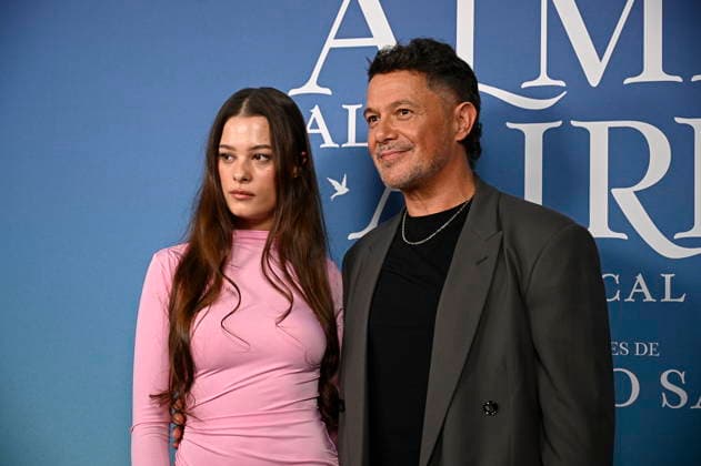 Premiere of the musical El alma al aire, featuring songs by Alejandro Sanz Alejandro Sanz and his daughter Manuela at the premiere of the musical El alma al aire at the Ocaso Coliseum Theater on September 30, 2026, in Madrid, Spain. This new musical, inspired by the songs of Alejandro Sanz, transforms some of the most iconic tracks of his career into the driving force behind a moving story, relatable, and deeply human. A theatrical journey that speaks of freedom, the bonds that sustain us, and the courage needed to pursue what truly matters. MUSICAL PHOTOCALL Madrid, Madrid, Spain  Copyright: xFranciscoxGuerrax 7811518