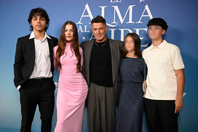 Premiere of the musical El alma al aire, featuring songs by Alejandro Sanz. Alejandro Sanz alongside his children—Alexander Sánchez Rivera, Manuela Sánchez Michel, Alma Sánchez Perera, and Dylan Sánchez Perera— during the premiere of the musical El alma al aire at the Ocaso Coliseum Theater on September 30, 2026, in Madrid, Spain. This new musical, inspired by the songs of Alejandro Sanz, transforms some of the most iconic tracks of his career into the driving force behind a moving story, relatable, and deeply human. A theatrical journey that speaks of freedom, the bonds that sustain us, and the courage needed to pursue what truly matters. MUSICAL PHOTOCALL Madrid, Spain  Copyright: xFranciscoxGuerrax 7811524