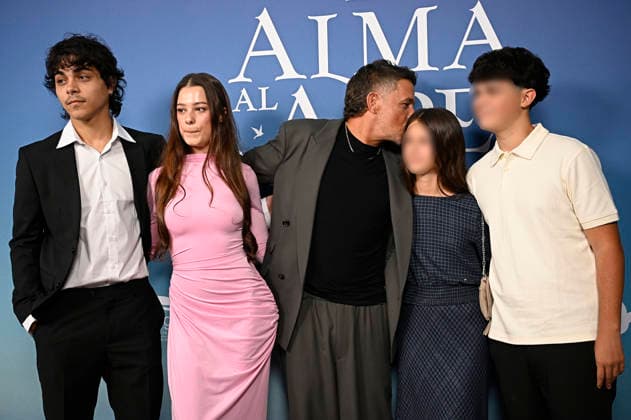 Premiere of the musical El alma al aire, featuring songs by Alejandro Sanz. Alejandro Sanz alongside his children—Alexander Sánchez Rivera, Manuela Sánchez Michel, Alma Sánchez Perera, and Dylan Sánchez Perera— during the premiere of the musical El alma al aire at the Ocaso Coliseum Theater on September 30, 2026, in Madrid, Spain. This new musical, inspired by the songs of Alejandro Sanz, transforms some of the most iconic tracks of his career into the driving force behind a moving story, relatable, and deeply human. A theatrical journey that speaks of freedom, the bonds that sustain us, and the courage needed to pursue what truly matters. MUSICAL PHOTOCALL Madrid, Spain  Copyright: xFranciscoxGuerrax 7811525