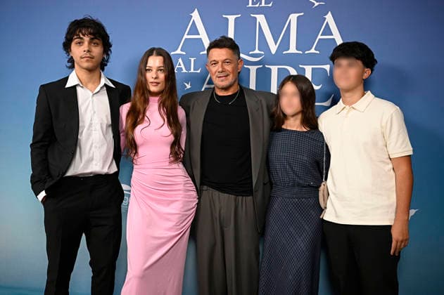 Premiere of the musical El alma al aire, featuring songs by Alejandro Sanz. Alejandro Sanz alongside his children—Alexander Sánchez Rivera, Manuela Sánchez Michel, Alma Sánchez Perera, and Dylan Sánchez Perera— during the premiere of the musical El alma al aire at the Ocaso Coliseum Theater on September 30, 2026, in Madrid, Spain. This new musical, inspired by the songs of Alejandro Sanz, transforms some of the most iconic tracks of his career into the driving force behind a moving story, relatable, and deeply human. A theatrical journey that speaks of freedom, the bonds that sustain us, and the courage needed to pursue what truly matters. MUSICAL PHOTOCALL Madrid, Spain  Copyright: xFranciscoxGuerrax 7811526