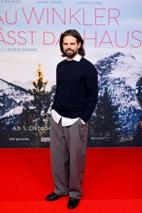 Actor Josef Ellers at the premiere of *Frau Winkler* leaves the Lichtburg theater in Essen, September 30, 2026, North Rhine-Westphalia, Germany Copyright: xChristophxHardtx