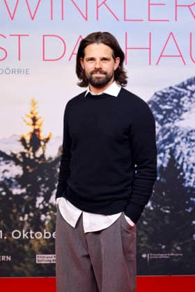 Actor Josef Ellers at the premiere of *Frau Winkler* leaves the Lichtburg theater in Essen, September 30, 2026, North Rhine-Westphalia, Germany Copyright: xChristophxHardtx