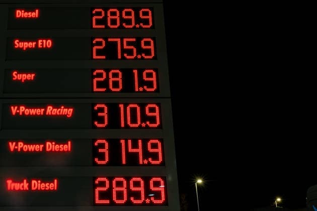 Record prices over 3 euros at the Peppenhoven highway rest stop before the fuel rebate on September 30, 2026: A display board showing record prices at the gas station of the Peppenhoven highway rest stop on the A61 nea Copyright: xMarcxJohnx