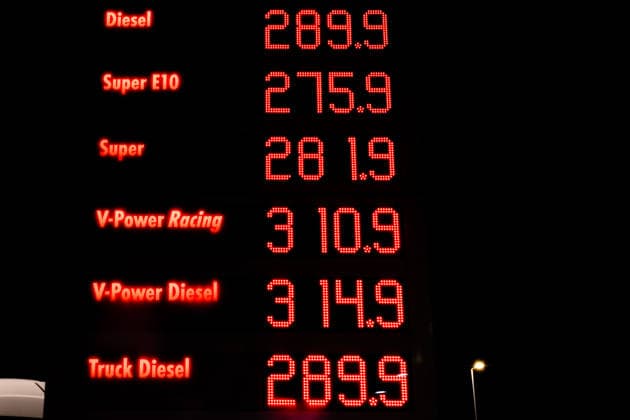 Record prices over 3 euros at the Peppenhoven highway rest stop before the fuel rebate on September 30, 2026: A display board showing record prices at the gas station of the Peppenhoven highway rest stop on the A61 nea Copyright: xMarcxJohnx