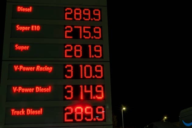 Record prices over 3 euros at the Peppenhoven highway rest stop before the fuel rebate on September 30, 2026. A display board showing record prices at the gas station of the Peppenhoven highway rest stop on the A61 nea Copyright: xMarcxJohnx