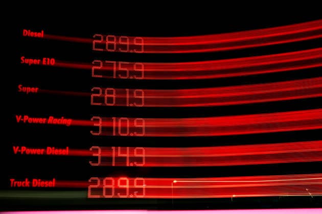 Record prices over 3 euros at the Peppenhoven highway rest stop before the fuel rebate on September 30, 2026. A display board showing record prices at the gas station of the Peppenhoven highway rest stop on the A61 nea Copyright: xMarcxJohnx