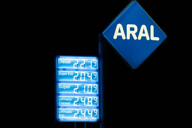 Price cap on gasoline and diesel took effect at midnight; relief takes effect on October 1. On October 1, 2026, at 12:00 a.m., the price cap on gasoline and diesel took effect. The value-added tax on both fuels was temporarily reduced from 19 percent to 7 percent. The