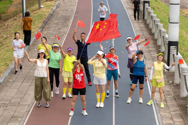 JINHUA, CHINA - OCTOBER 01: Citizens exercise on the smart running track along the Dongyang River at Aiqing Cultural Park to celebrate National Day on October 1, 2026 in Jinhua, Zhejiang Province of China. Copyright: xVCGx 111670884316