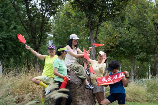 JINHUA, CHINA - OCTOBER 01: Citizens exercise on the smart running track along the Dongyang River at Aiqing Cultural Park on October 1, 2026 in Jinhua, Zhejiang Province of China. People across China celebrated the National Day holiday with various activities. Copyright: xVCGx 111670884318