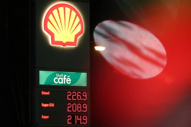 What will happen to gas prices? Gas prices remain at very high levels. The so-called gas discount has been in effect since midnight. The federal governmen