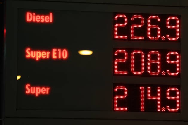 What will happen to gas prices? Gas prices remain at very high levels. The so-called gas discount has been in effect since midnight. The federal governmen