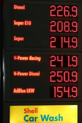 What will happen to gas prices? Gas prices remain at very high levels. The so-called gas discount has been in effect since midnight. The federal governmen
