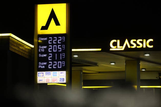 What will happen next with gas prices? Gas prices remain at very high levels. The so-called gas rebate has been in effect since midnight. The federa