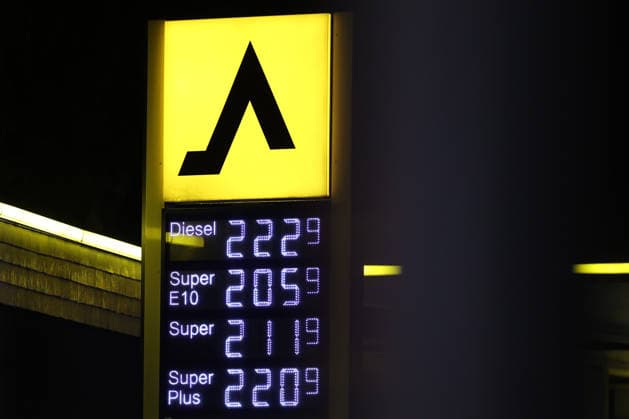 What will happen next with gas prices? Gas prices remain at very high levels. The so-called gas rebate has been in effect since midnight. The federa