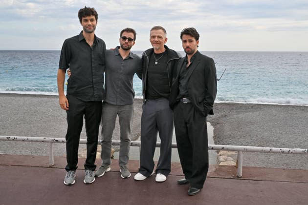 Liam Hellmann, Guest, Simon Pegg, and Charles Benoin, the producer of the film, at the photocall for the film *Only What We Carry*, directed by J. Adams, during the 8th edition of the Cinéroman Festival in Nice on September 30, 2026. Bruno Bebert, Dominique Jacovides, Bestimage. Photocall for the film *Only What We Carry*, directed by J. Adams, at the 8th edition of the Cinéroman Festival in Nice on September 30, 2026, NICE, France  Copyright: xDominiquexJacovidesx-xBrunoxBebertx xBestimagexDominiquexJacovidesx-xBrunoxBebertx xBestimagex