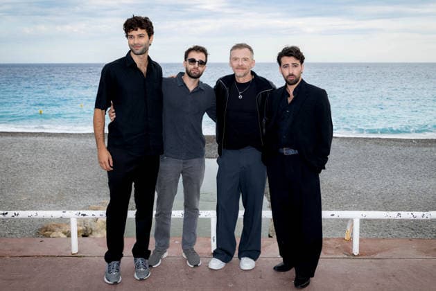 Liam Hellmann, Guest, Simon Pegg, and Charles Benoin, the producer of the film, at the photocall for the film *Only What We Carry*, directed by J. Adams, during the 8th edition of the Cinéroman Festival in Nice on September 30, 2026. Bruno Bebert, Dominique Jacovides, Bestimage. Photocall for the film *Only What We Carry*, directed by J. Adams, at the 8th edition of the Cinéroman Festival in Nice on September 30, 2026, NICE, France  Copyright: xDominiquexJacovidesx-xBrunoxBebertx xBestimagexDominiquexJacovidesx-xBrunoxBebertx xBestimagex