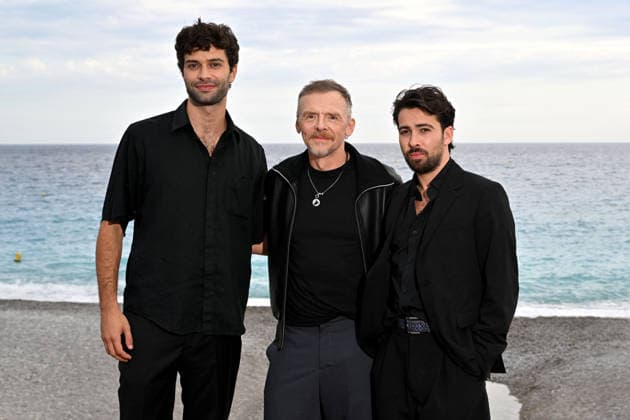 Liam Hellmann, Simon Pegg and Charles Benoin, the producer of the film, at the photocall for the film *Only What We Carry*, directed by J. Adams, during the 8th edition of the Cinéroman Festival in Nice on September 30, 2026. Bruno Bebert, Dominique Jacovides, Bestimage. Photocall for the film *Only What We Carry*, directed by J. Adams, at the 8th edition of the Cinéroman Festival in Nice on September 30, 2026, NICE, France  Copyright: xDominiquexJacovidesx-xBrunoxBebertx xBestimagexDominiquexJacovidesx-xBrunoxBebertx xBestimagex