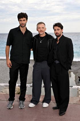 Liam Hellmann, Simon Pegg and Charles Benoin, the producer of the film, at the photocall for the film *Only What We Carry*, directed by J. Adams, during the 8th edition of the Cinéroman Festival in Nice on September 30, 2026. Bruno Bebert, Dominique Jacovides, Bestimage. Photocall for the film *Only What We Carry*, directed by J. Adams, at the 8th edition of the Cinéroman Festival in Nice on September 30, 2026, NICE, France  Copyright: xDominiquexJacovidesx-xBrunoxBebertx xBestimagexDominiquexJacovidesx-xBrunoxBebertx xBestimagex