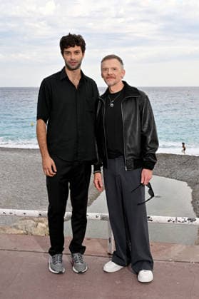 Liam Hellmann and Simon Pegg at a photocall for the film *Only What We Carry*, directed by J. Adams, during the 8th edition of the Cinéroman Festival in Nice on September 30, 2026. Bruno Bebert, Dominique Jacovides, Bestimage. Photocall for the film *Only What We Carry*, directed by J. Adams, at the 8th edition of the Cinéroman Festival in Nice on September 30, 2026, NICE, France  Copyright: xDominiquexJacovidesx-xBrunoxBebertx xBestimagexDominiquexJacovidesx-xBrunoxBebertx xBestimagex