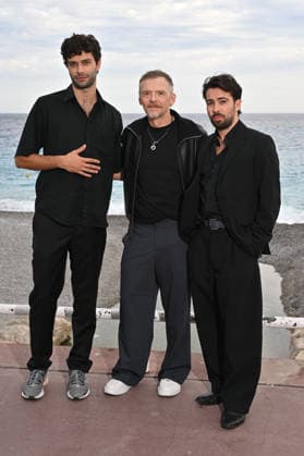 Liam Hellmann, Simon Pegg and Charles Benoin, the producer of the film, at a photocall for the film *Only What We Carry*, directed by J. Adams, during the 8th edition of the Cinéroman Festival in Nice on September 30, 2026. Bruno Bebert, Dominique Jacovides, Bestimage. Photocall for the film *Only What We Carry*, directed by J. Adams, at the 8th edition of the Cinéroman Festival in Nice on September 30, 2026, NICE, France  Copyright: xDominiquexJacovidesx-xBrunoxBebertx xBestimagexDominiquexJacovidesx-xBrunoxBebertx xBestimagex