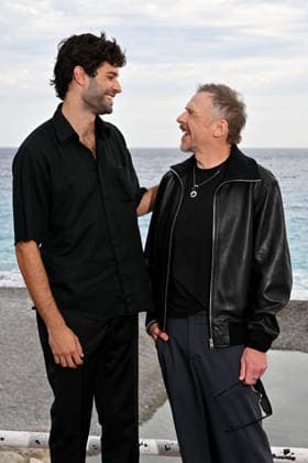 Liam Hellmann and Simon Pegg at a photocall for the film *Only What We Carry*, directed by J. Adams, during the 8th edition of the Cinéroman Festival in Nice on September 30, 2026. Bruno Bebert, Dominique Jacovides, Bestimage. Photocall for the film *Only What We Carry*, directed by J. Adams, at the 8th edition of the Cinéroman Festival in Nice on September 30, 2026, NICE, France Copyright: xDominiquexJacovidesx-xBrunoxBebertx xBestimagexDominiquexJacovidesx-xBrunoxBebertx xBestimagex