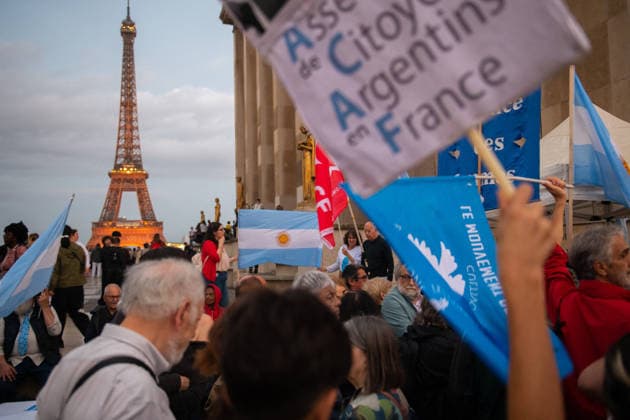Protesters At Trocadero Against Javier Milei Visit - Paris Demonstrators gather at the Trocadéro in Paris, France on September 30, 2026 with the Eiffel Tower in the background to protest against Argentine President Javier Milei s planned visit to the Argentine Embassy. Photo by Fabrice Sapte ABACAPRESS.COM Paris France Copyright: xSaptexFabrice ABACAx