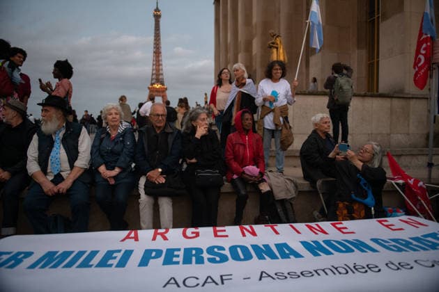Protesters At Trocadero Against Javier Milei Visit - Paris Demonstrators gather at the Trocadéro in Paris, France on September 30, 2026 with the Eiffel Tower in the background to protest against Argentine President Javier Milei s planned visit to the Argentine Embassy. Photo by Fabrice Sapte ABACAPRESS.COM Paris France Copyright: xSaptexFabrice ABACAx