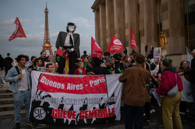 Protesters At Trocadero Against Javier Milei Visit - Paris Demonstrators gather at the Trocadéro in Paris, France on September 30, 2026 with the Eiffel Tower in the background to protest against Argentine President Javier Milei s planned visit to the Argentine Embassy. Photo by Fabrice Sapte ABACAPRESS.COM Paris France Copyright: xSaptexFabrice ABACAx