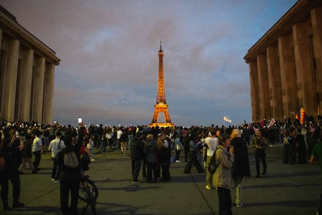 Protesters At Trocadero Against Javier Milei Visit - Paris Demonstrators gather at the Trocadéro in Paris, France on September 30, 2026 with the Eiffel Tower in the background to protest against Argentine President Javier Milei s planned visit to the Argentine Embassy. Photo by Fabrice Sapte ABACAPRESS.COM Paris France Copyright: xSaptexFabrice ABACAx