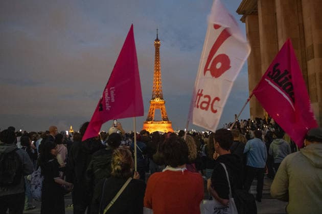 Protesters At Trocadero Against Javier Milei Visit - Paris Demonstrators gather at the Trocadéro in Paris, France on September 30, 2026 with the Eiffel Tower in the background to protest against Argentine President Javier Milei s planned visit to the Argentine Embassy. Photo by Fabrice Sapte ABACAPRESS.COM Paris France Copyright: xSaptexFabrice ABACAx