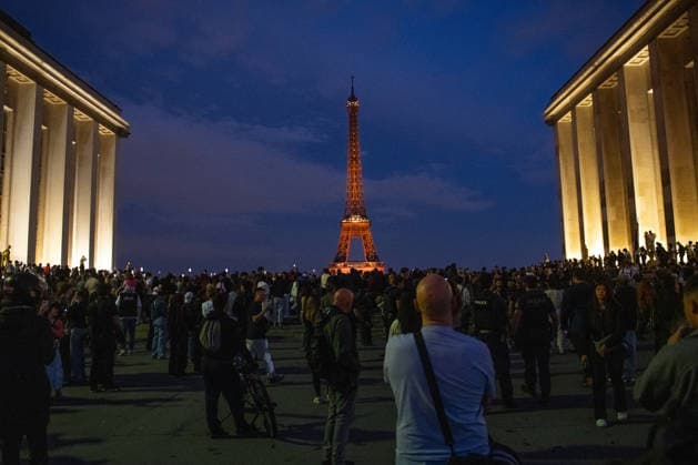 Protesters At Trocadero Against Javier Milei Visit - Paris Demonstrators gather at the Trocadéro in Paris, France on September 30, 2026 with the Eiffel Tower in the background to protest against Argentine President Javier Milei s planned visit to the Argentine Embassy. Photo by Fabrice Sapte ABACAPRESS.COM Paris France Copyright: xSaptexFabrice ABACAx