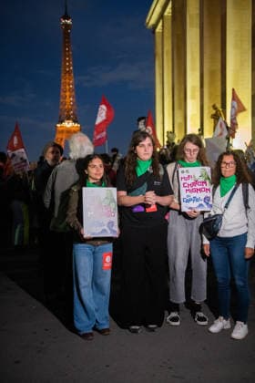 Protesters At Trocadero Against Javier Milei Visit - Paris Demonstrators gather at the Trocadéro in Paris, France on September 30, 2026 with the Eiffel Tower in the background to protest against Argentine President Javier Milei s planned visit to the Argentine Embassy. Photo by Fabrice Sapte ABACAPRESS.COM Paris France Copyright: xSaptexFabrice ABACAx