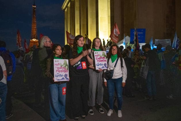 Protesters At Trocadero Against Javier Milei Visit - Paris Demonstrators gather at the Trocadéro in Paris, France on September 30, 2026 with the Eiffel Tower in the background to protest against Argentine President Javier Milei s planned visit to the Argentine Embassy. Photo by Fabrice Sapte ABACAPRESS.COM Paris France Copyright: xSaptexFabrice ABACAx