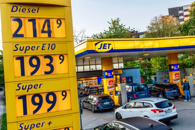 The new gas discount is taking effect; gas prices have dropped. Customers are filling up at 7:30 a.m. at the JET gas st