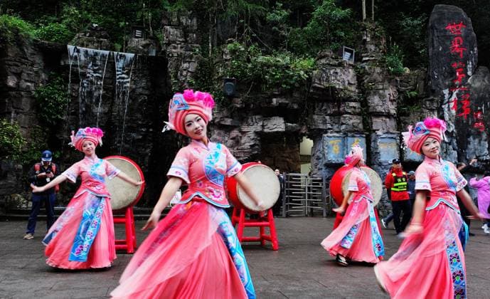 ZHANGJIAJIE, CHINA - OCTOBER 01: Tourists gather to celebrate the 77th anniversary of the founding of the People s Republic of China with colorful activities including welcome drums, blocking-door wine, hand-waving dances, cake tasting and folk singing at Bailong Elevator viewing platform in Zhangjiajie National Forest Park on October 1, 2026 in Zhangjiajie, Hunan Province of China. Copyright: xVCGx 111670911316