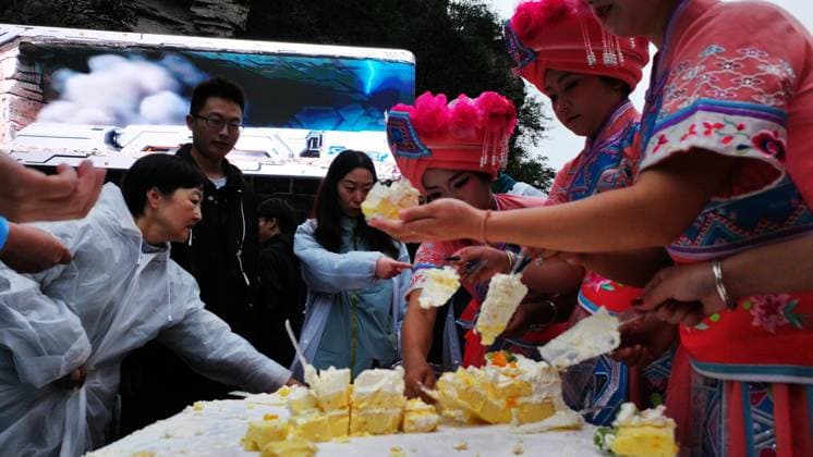 ZHANGJIAJIE, CHINA - OCTOBER 01: Tourists gather to celebrate the 77th anniversary of the founding of the People s Republic of China with cultural activities including welcome drums, blocking-door wine, hand-waving dances, cake tasting and folk songs at the Bailong Elevator viewing platform in Zhangjiajie National Forest Park on October 1, 2026 in Zhangjiajie, Hunan Province of China. The scenic area organized various events to attract domestic and international visitors during the National Day holiday. Copyright: xVCGx 111670911308
