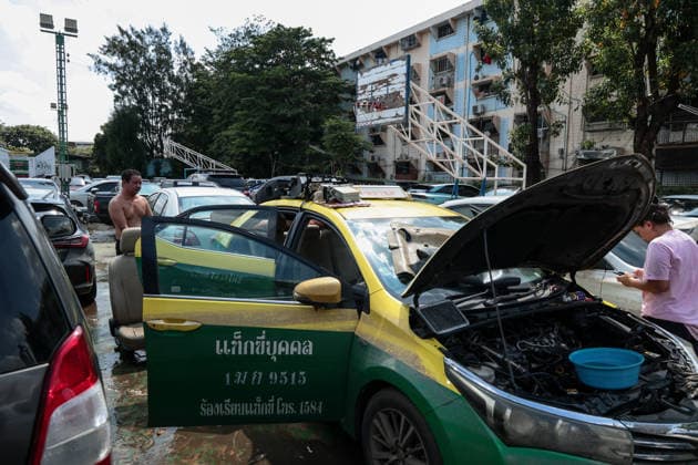 October 1, 2026, Bangkok, Bangkok, Thailand: Floodwaters inside the Klong Chan flats return to normal levels after 48 hours of heavy rain caused sudden flash flooding for over a week, submerging numerous vehicles, in Bangkok, Thailand, October 1, 2026. Bangkok Thailand - ZUMAp219 20261001_zip_p219_029 Copyright: xNattaphonxPhanphongsanonx