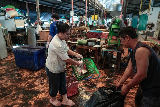 October 1, 2026, Bangkok, Bangkok, Thailand: Floodwaters inside the Klong Chan flats return to normal levels after 48 hours of heavy rain caused sudden flash flooding for over a week, submerging numerous vehicles, in Bangkok, Thailand, October 1, 2026. Bangkok Thailand - ZUMAp219 20261001_zip_p219_034 Copyright: xNattaphonxPhanphongsanonx