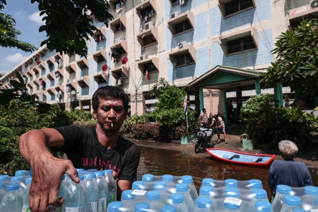 October 1, 2026, Bangkok, Bangkok, Thailand: Floodwaters inside the Klong Chan flats return to normal levels after 48 hours of heavy rain caused sudden flash flooding for over a week, submerging numerous vehicles, in Bangkok, Thailand, October 1, 2026. Bangkok Thailand  - ZUMAp219 20261001_zip_p219_053 Copyright: xNattaphonxPhanphongsanonx