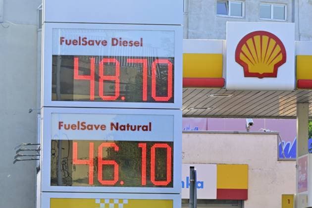 Shell filling station in Brno, Czech Republic, on October 1, 2026. Fuel price regulations, reintroduced by the state due to high diesel and petrol prices, came into effect today. (CTKxPhoto VaclavxSalek) CTKPhotoP2026100102280  CTKPhotoP2026100102280