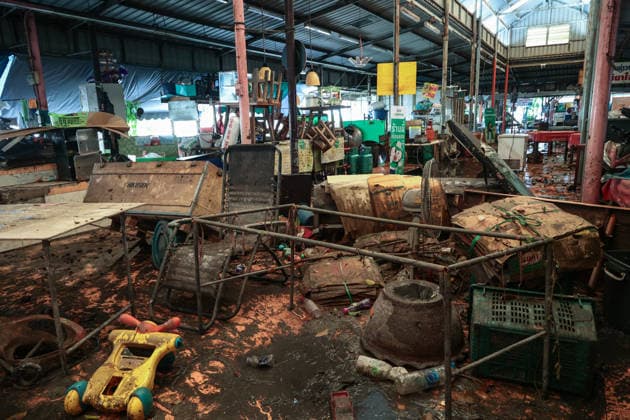 October 1, 2026, Bangkok, Bangkok, Thailand: Floodwaters inside the Klong Chan flats return to normal levels after 48 hours of heavy rain caused sudden flash flooding for over a week, submerging numerous vehicles, in Bangkok, Thailand, October 1, 2026. Bangkok Thailand - ZUMAp219 20261001_zip_p219_037 Copyright: xNattaphonxPhanphongsanonx